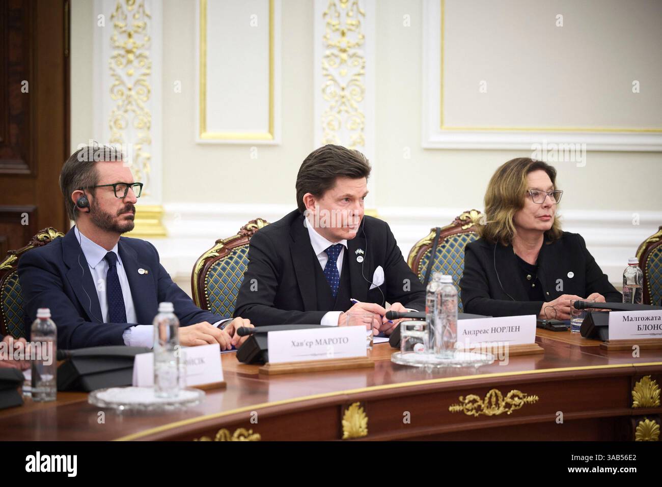 Kiew, Ukraine. 31. März 2025. Der schwedische Präsident des Riksdag Andreas Norlén, Zentrum, hört zu, wie der ukrainische Präsident Wolodymyr Zelenskyj mit den Legislativführern der europäischen Parlamente zusammentrefft, um ihnen für ihre Unterstützung nach dem Gipfeltreffen in Bucha 2025 am 31. März 2025 in Kiew, Ukraine, zu danken. Quelle: Pool Photo/Ukrainische Präsidentenpresse/Alamy Live News Stockfoto