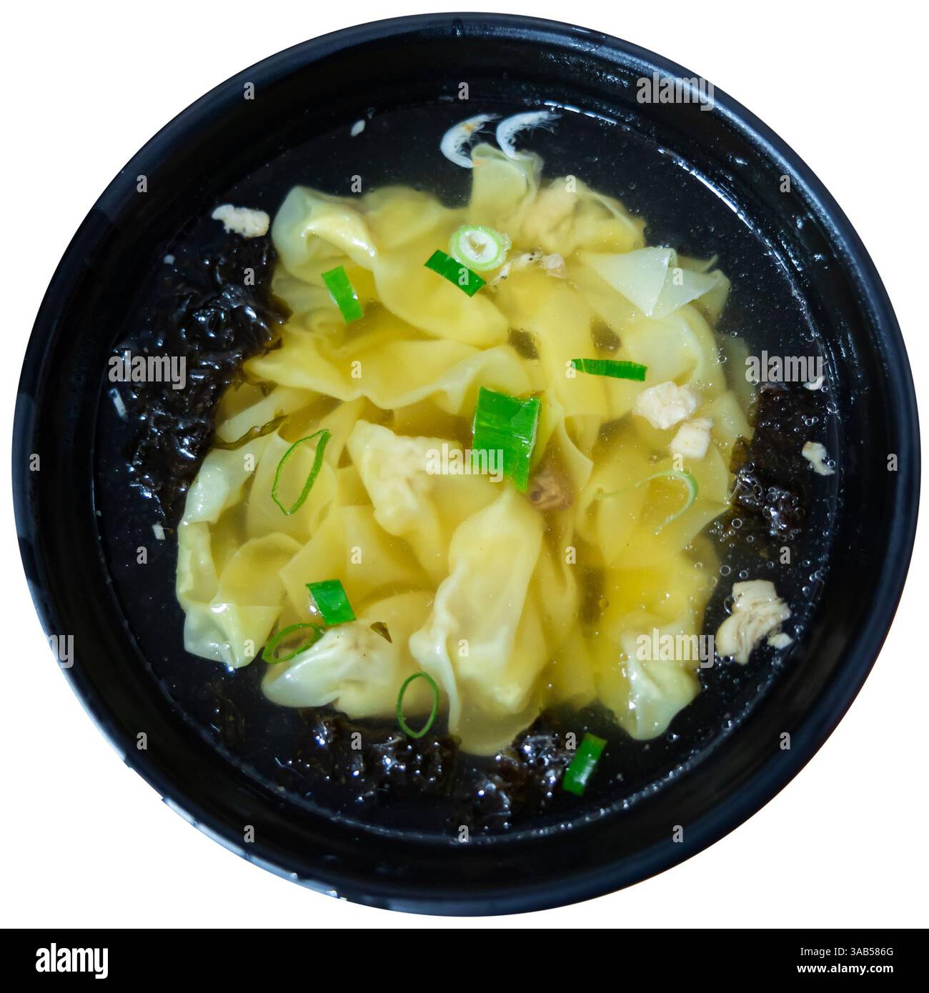 Wonton Suppe ist gekochte Teigtaschen gefüllt mit Fleisch oder Meeresfrüchten. Sie werden in Brühe serviert, die normalerweise mit Zwiebeln und anderen Zutaten angereichert ist. Chinesisch Stockfoto