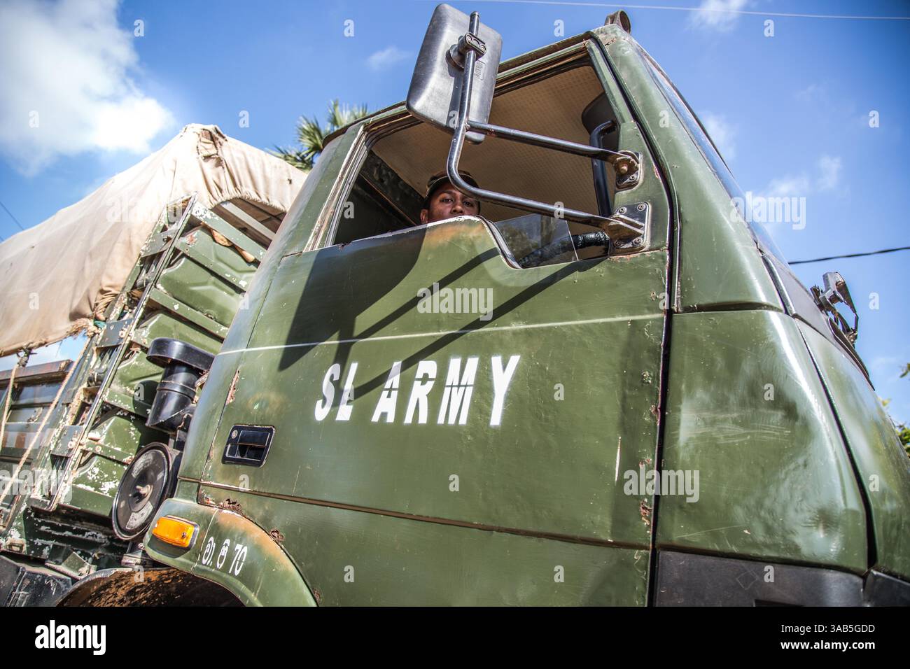 10. April 2015: Halbinsel Jaffna, Sri Lanka: Ein srilankischer Armeeoffizier in einem Lastwagen übersieht die Freilassung von Land an vertriebene Tamilen. Das Land Jaffna und andere Teile des Nordostens Sri Lankas sind trotz des Konflikts im Jahr 2009 weiterhin militarisiert. Der Sri-lankische Bürgerkrieg begann am 23. Juli 1983 und war ein Aufstand gegen die Regierung der Liberation Tigers of Tamil Eelam (LTTE oder Tamil Tigers), die für einen unabhängigen tamilischen Staat Tamil Eelam kämpften. Nach einem 26-jährigen Krieg und schätzungsweise 40.000 zivilen Toten besiegte die srilankische Armee am 2009. Mai die Tamil Tigers. M Stockfoto