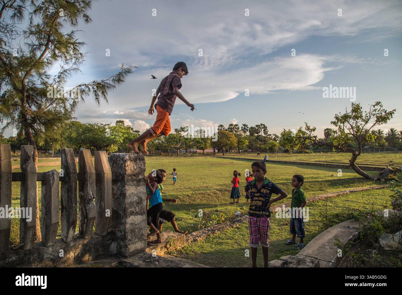 13. April 2015 – Halbinsel Jaffna, Sri Lanka – Tamil-Kinder, die aus dem Bezirk Vasavilan Ost vertrieben wurden, spielen in einem anderen Bezirk von Jaffna. Die meisten dieser Kinder haben ihr Zuhause oder ihre ursprünglichen Dörfer, in denen ihre Eltern aufgewachsen sind, nicht gesehen. Der Sri-lankische Bürgerkrieg begann am 23. Juli 1983 und war ein Aufstand gegen die Regierung der Liberation Tigers of Tamil Eelam (LTTE oder Tamil Tigers), die für einen unabhängigen tamilischen Staat Tamil Eelam kämpften. Nach einem 26-jährigen Krieg und schätzungsweise 40.000 zivilen Toten besiegte die srilankische Armee am 2009. Mai die Tamil Tigers. Stockfoto