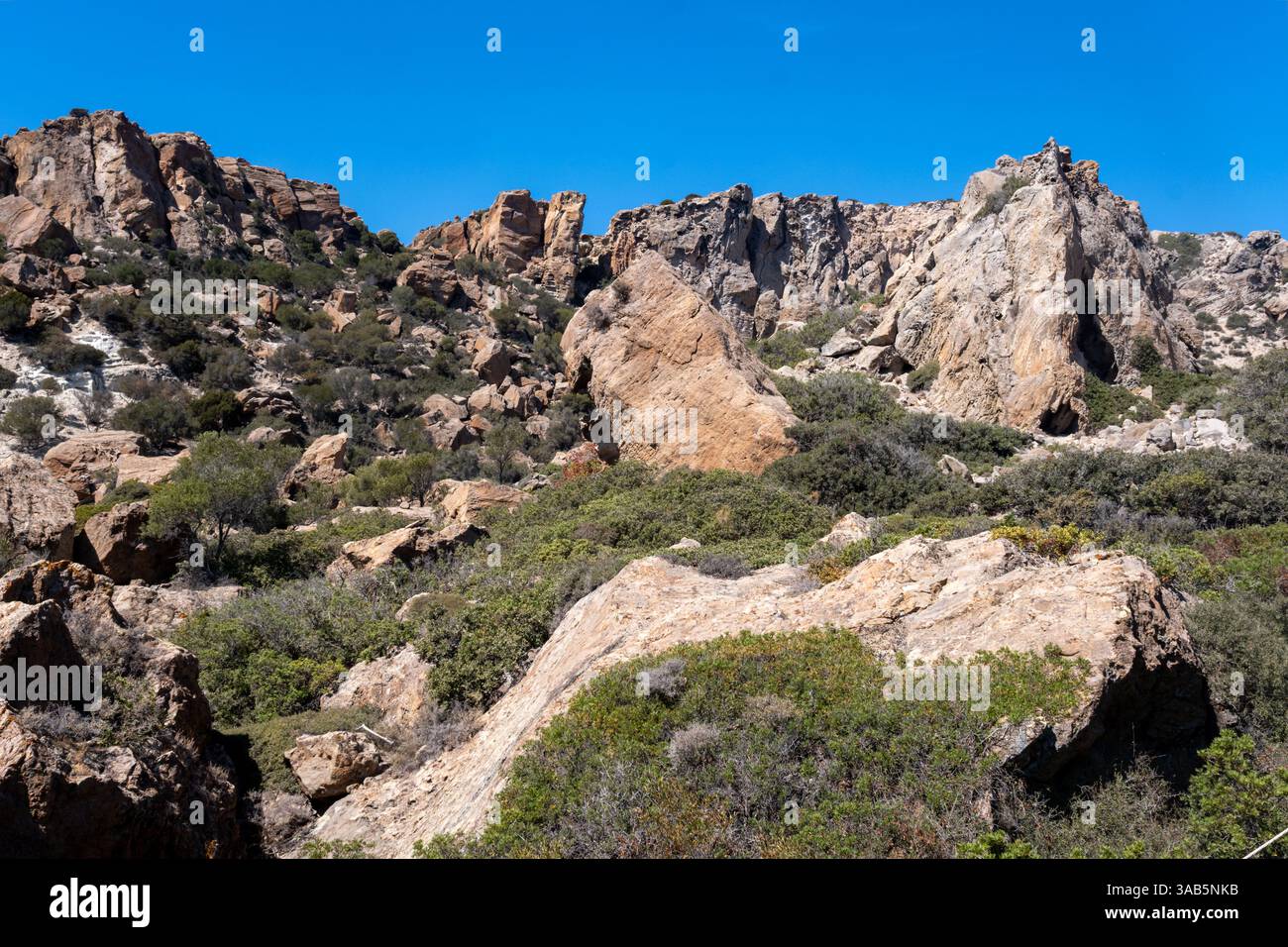Der Profitis Ilias, der höchste Gipfel auf Milos, bietet wilde Landschaften und atemberaubende Ausblicke auf die Kykladen Stockfoto