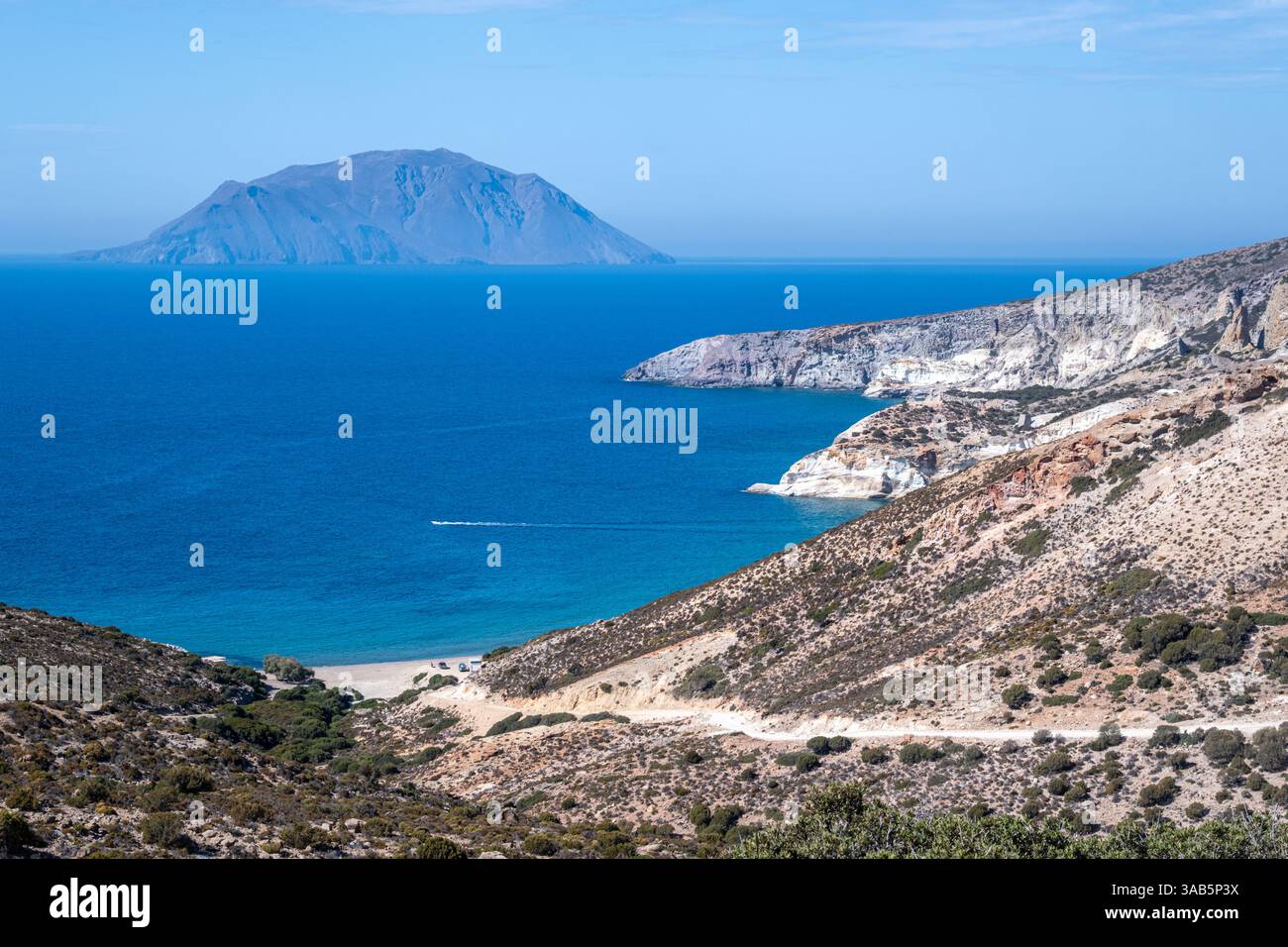 Ein atemberaubendes Panorama der Insel Antimilos vom Mount Profitis Ilias aus, mit Blick auf die zerklüftete Küste und die tiefblaue Ägäis Stockfoto
