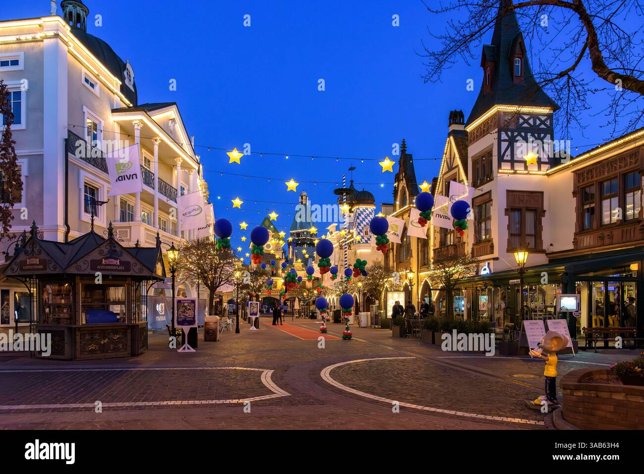 Rust, Deutschland - 19. März 2025: Wunderschön beleuchtete und festlich geschmückte Straße im Europa-Park mit leuchtenden Sternen und farbenfroher Kugel Stockfoto