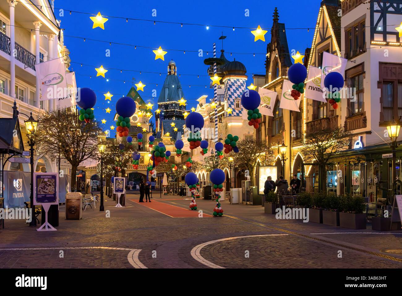 Rust, Deutschland - 19. März 2025: Wunderschön beleuchtete und festlich geschmückte Straße im Europa-Park mit leuchtenden Sternen und farbenfroher Kugel Stockfoto