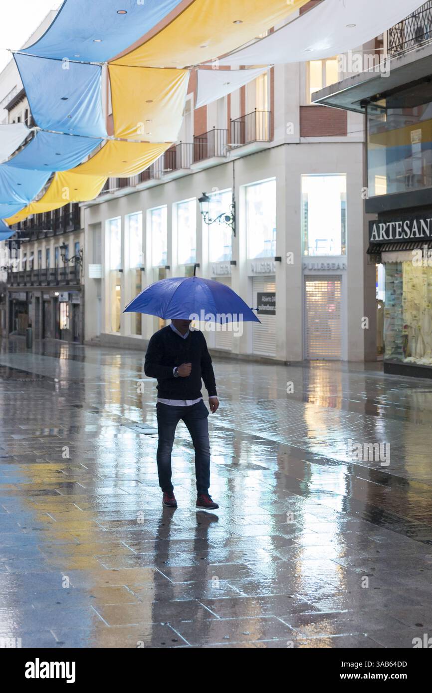 7. Juni 2018 - Madrid, Gemeinde Madrid, Spanien - Madrid, Spanien: Mann mit Regenschirm spaziert an einem regnerischen Morgen entlang der Calle de Preciados in der Nähe der Puerta del Sol. (Bild: © Paul Gordon via ZUMA Wire) Stockfoto