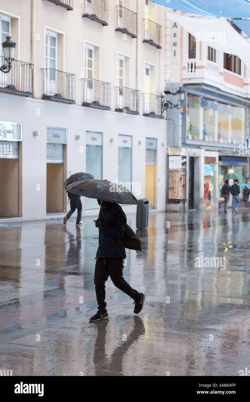 7. Juni 2018 - Madrid, Gemeinschaft Madrid, Spanien - Madrid, Spanien: Fußgänger mit Sonnenschirmen spazieren entlang der Calle de Preciados in der Nähe der Puerta del Sol. (Bild: © Paul Gordon via ZUMA Wire) Stockfoto