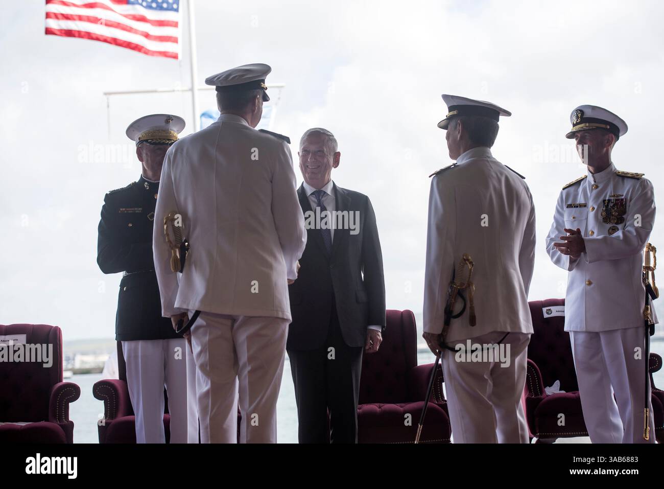 30. Mai 2018: Pearl City, Hawaii, USA – Verteidigungsminister JAMES MATTIS leitet die Zeremonie des Kommandowechsels als ADM. Phil Davidson entließ ADM. Harry Harris als Kommandant des US-Indo-Pazifik-Kommandos (USINDOPACOM) auf der Joint Base Pearl Harbor-Hickam. (Kreditbild: © Vernon Young /DOD via ZUMA Wire) Stockfoto