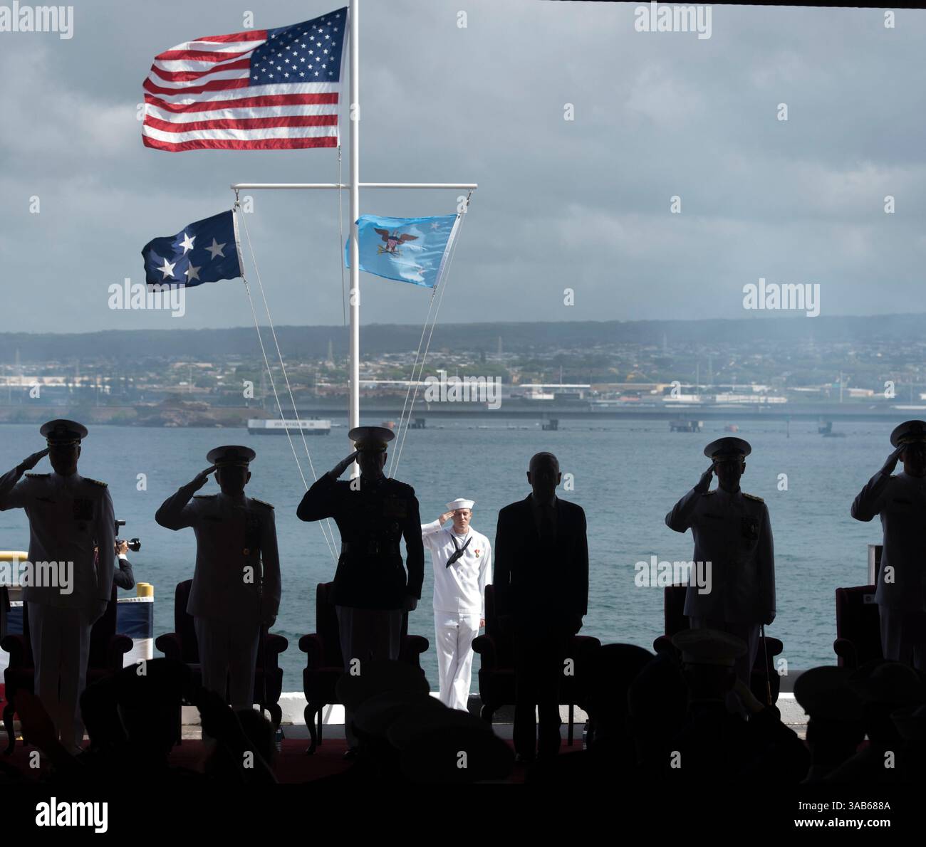 30. Mai 2018: Pearl City, Hawaii, USA – Verteidigungsminister James N. Mattis führt die Zeremonie des Kommandowechsels als ADM. Phil Davidson entließ ADM. Harry Harris als Kommandant des US-Indo-Pazifik-Kommandos (USINDOPACOM) auf der Joint Base Pearl Harbor-Hickam. (Kreditbild: © Vernon Young /DOD via ZUMA Wire) Stockfoto