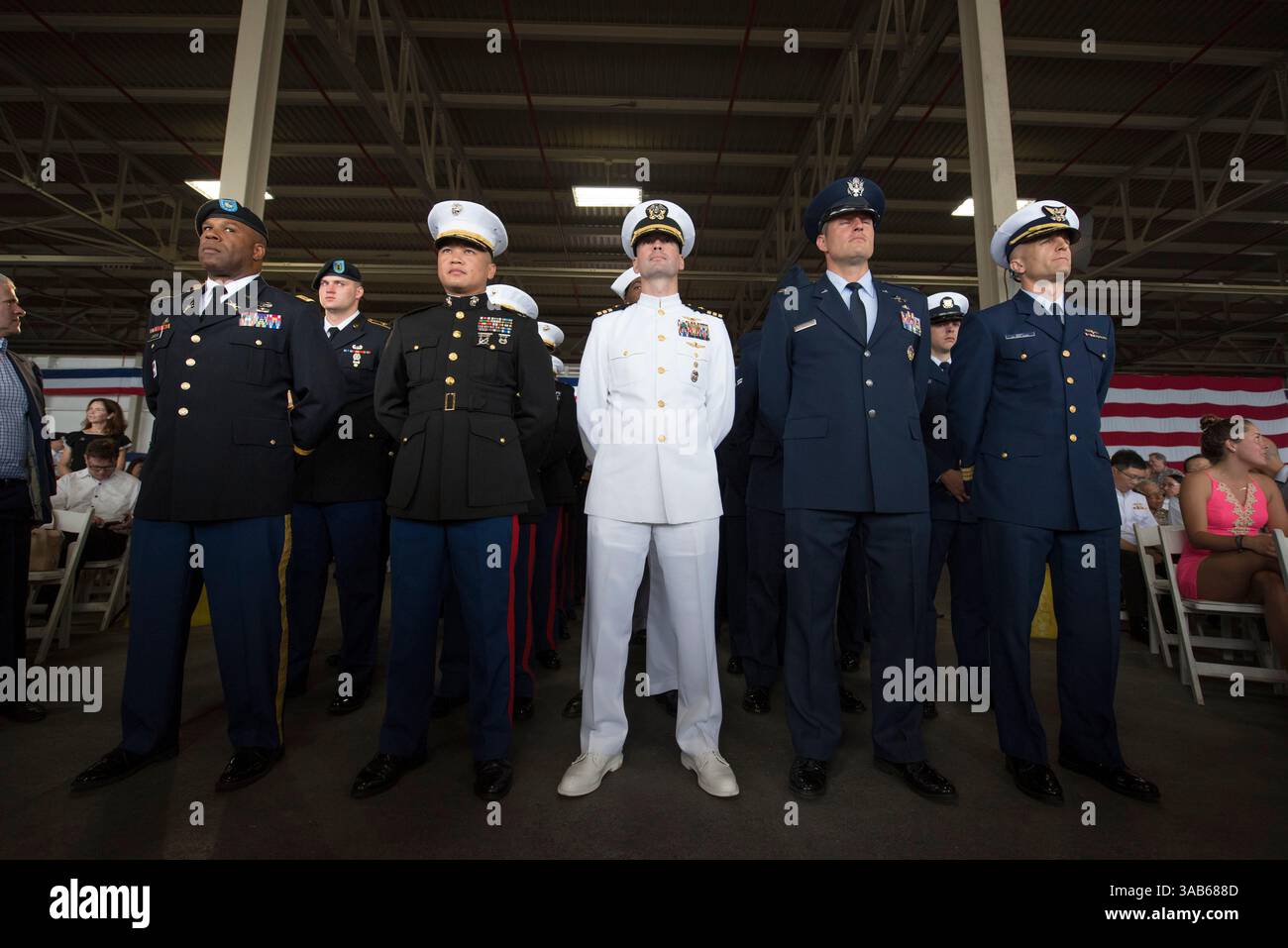 30. Mai 2018: Pearl City, Hawaii, USA – Verteidigungsminister James N. Mattis führt die Zeremonie des Kommandowechsels als ADM. Phil Davidson entließ ADM. Harry Harris als Kommandant des US-Indo-Pazifik-Kommandos (USINDOPACOM) auf der Joint Base Pearl Harbor-Hickam. (Kreditbild: © Vernon Young /DOD via ZUMA Wire) Stockfoto