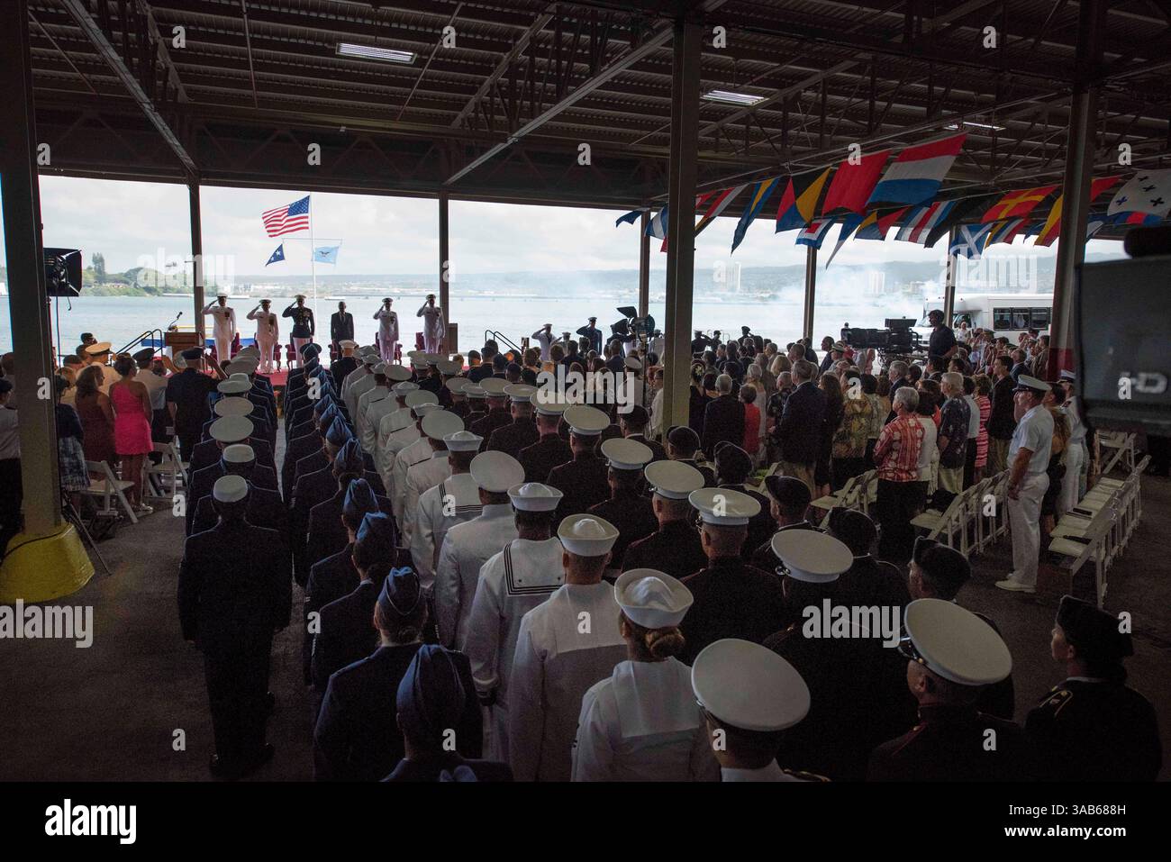 30. Mai 2018: Pearl City, Hawaii, USA – Verteidigungsminister James N. Mattis führt die Zeremonie des Kommandowechsels als ADM. Phil Davidson entließ ADM. Harry Harris als Kommandant des US-Indo-Pazifik-Kommandos (USINDOPACOM) auf der Joint Base Pearl Harbor-Hickam. (Kreditbild: © Vernon Young /DOD via ZUMA Wire) Stockfoto