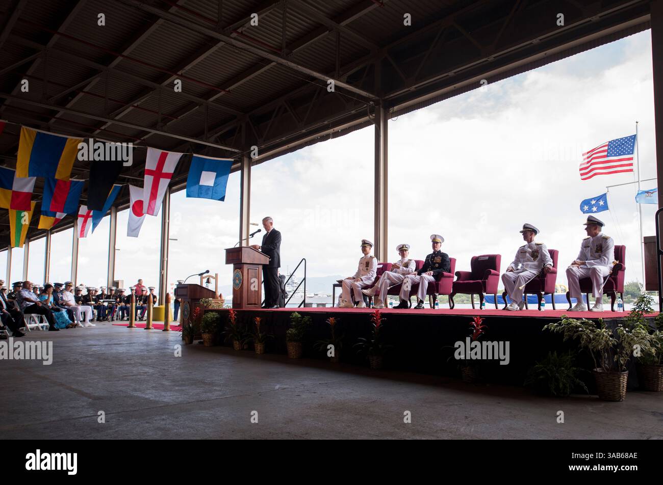 30. Mai 2018: Pearl City, Hawaii, USA – Verteidigungsminister JAMES MATTIS leitet die Zeremonie des Kommandowechsels als ADM. Phil Davidson entließ ADM. Harry Harris als Kommandant des US-Indo-Pazifik-Kommandos (USINDOPACOM) auf der Joint Base Pearl Harbor-Hickam. (Kreditbild: © Vernon Young /DOD via ZUMA Wire) Stockfoto