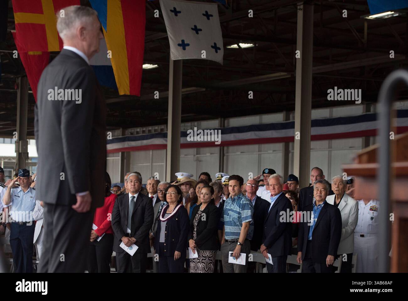 30. Mai 2018: Pearl City, Hawaii, USA – Verteidigungsminister JAMES MATTIS leitet die Zeremonie des Kommandowechsels als ADM. Phil Davidson entließ ADM. Harry Harris als Kommandant des US-Indo-Pazifik-Kommandos (USINDOPACOM) auf der Joint Base Pearl Harbor-Hickam. (Kreditbild: © Vernon Young /DOD via ZUMA Wire) Stockfoto