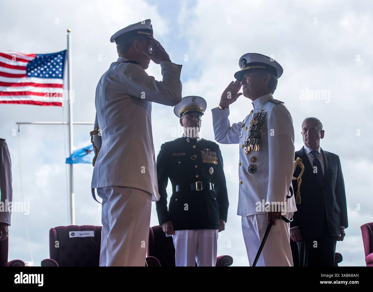 30. Mai 2018: Pearl City, Hawaii, USA – Verteidigungsminister JAMES MATTIS leitet die Zeremonie des Kommandowechsels als ADM. Phil Davidson entließ ADM. Harry Harris als Kommandant des US-Indo-Pazifik-Kommandos (USINDOPACOM) auf der Joint Base Pearl Harbor-Hickam. (Kreditbild: © Vernon Young /DOD via ZUMA Wire) Stockfoto