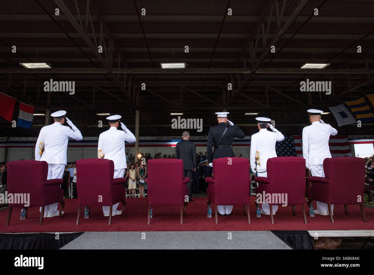 30. Mai 2018: Pearl City, Hawaii, USA – Verteidigungsminister JAMES MATTIS leitet die Zeremonie des Kommandowechsels als ADM. Phil Davidson entließ ADM. Harry Harris als Kommandant des US-Indo-Pazifik-Kommandos (USINDOPACOM) auf der Joint Base Pearl Harbor-Hickam. (Kreditbild: © Vernon Young /DOD via ZUMA Wire) Stockfoto