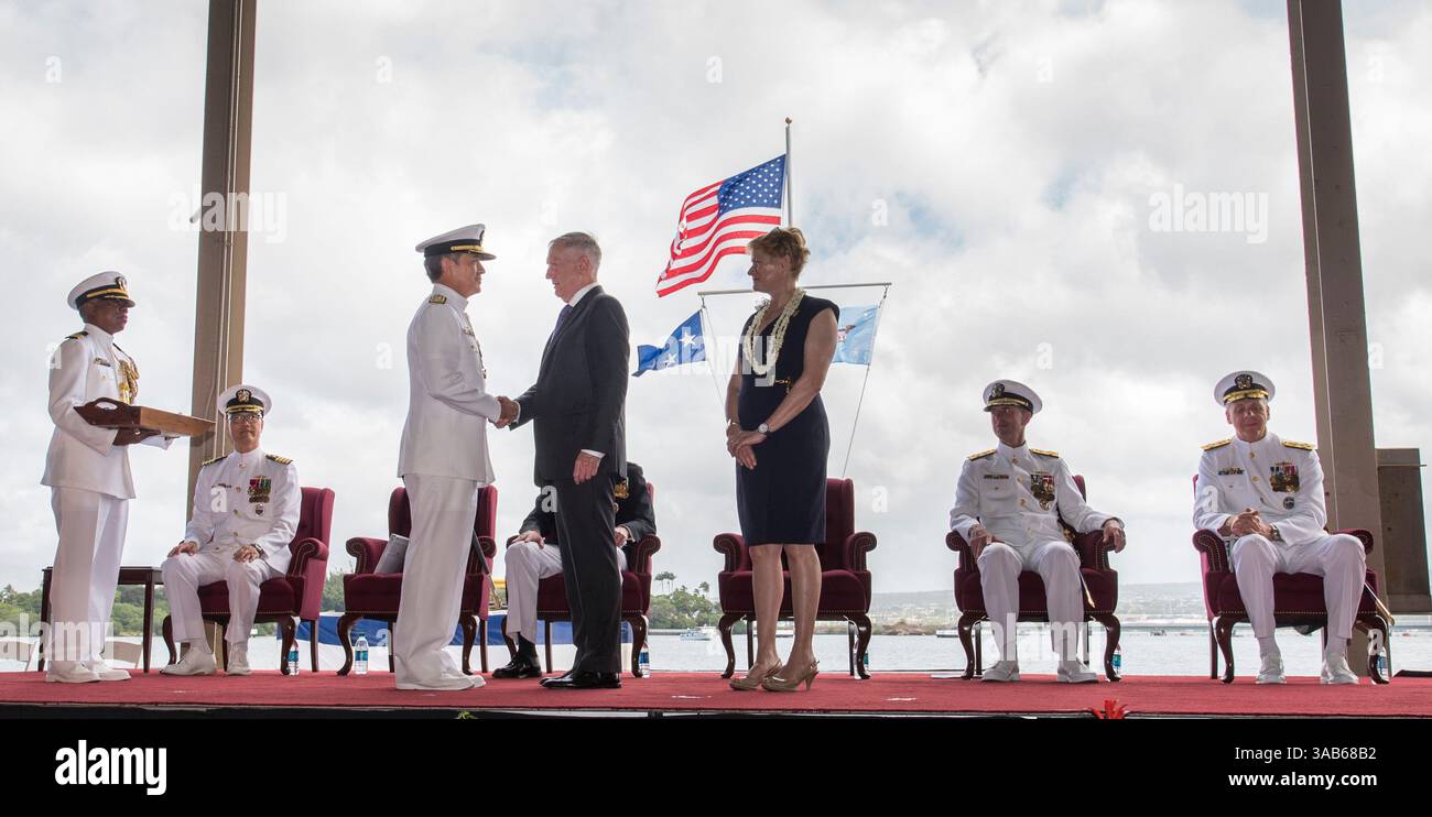 30. Mai 2018: Pearl City, Hawaii, USA – Verteidigungsminister JAMES MATTIS leitet die Zeremonie des Kommandowechsels als ADM. PHIL DAVIDSON entließ ADM. HARRY HARRIS als Kommandant des US-Indo-Pazifik-Kommandos (USINDOPACOM) auf der Joint Base Pearl Harbor-Hickam. (Kreditbild: © Vernon Young /DOD via ZUMA Wire) Stockfoto