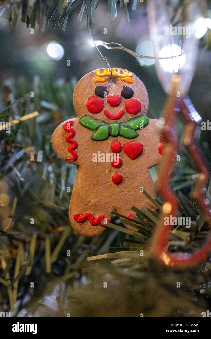 Weihnachtsdekoration, Lebkuchenmann-Ornamente, die an einem Weihnachtsbaum hängen, Lebkuchenweihnachtsdekoration, von Keksen inspiriertes Ornament Stockfoto