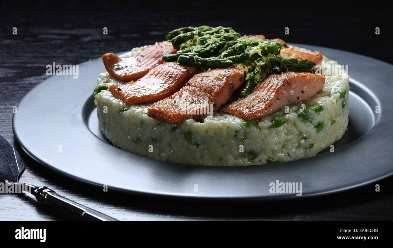 25. April 2018 - Chicago, IL, USA - italienische Reissalate, ein Grundnahrungsmittel in der Küche des Landes, aber hier nicht bekannt, finden Sie viel Aufmerksamkeit im Buch „Risotto & Beyond“ von Chefkoch John Coletta. Diese Version verfügt über eine mit Spargeln besetzte Reisform, die mit Forelle und Spargellikör belegt ist. (Bild: © Abel Uribe/TNS via ZUMA Wire) Stockfoto