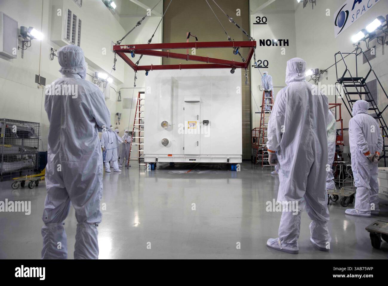 1. März 2018: Vandenberg Base, Kalifornien, USA: Auf der Vandenberg Air Force Base in Kalifornien, erreicht die NASA-Raumsonde die Astrotech-Verarbeitungsanlage. Insight wurde von Lockheed-Marchtin Space Systems in Denver (Colorado) entwickelt und gebaut und ist für den 5. Mai 2018 geplant. Insight ist die erste Mission, die auf den Marken landet und das tiefe Innere des Roten Planeten erkundet. Es wird Prozesse untersuchen, die die felsigen Planeten des inneren Sonnensystems einschließlich der Erde geformt haben. (Kreditbild: © NASA Stockfoto