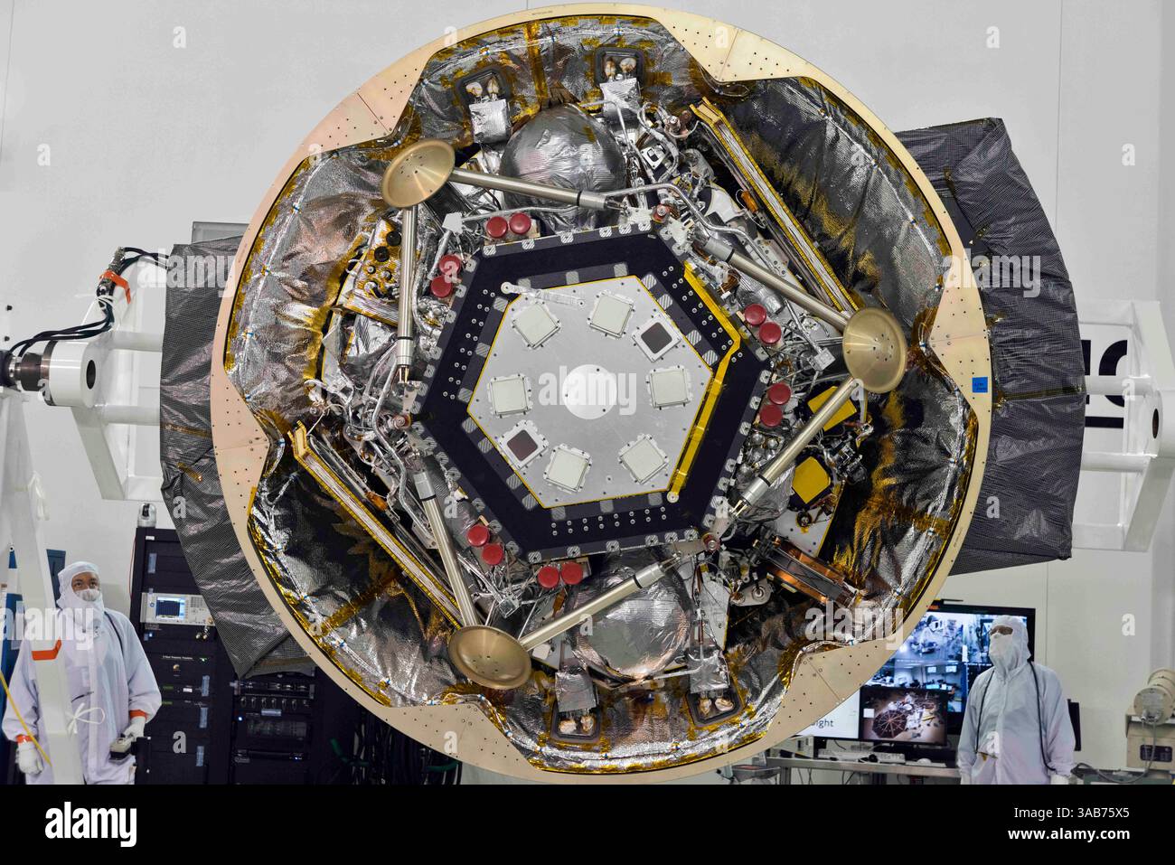 2. März 2018 - Vandenberg Base, Kalifornien, USA - innerhalb der Astrotech-Verarbeitungsanlage auf der Vandenberg Air Force Base in Kalifornien wird die Raumsonde für weitere Tests auf einer Vorrichtung gedreht. Insight wurde von Lockheed-Marchtin Space Systems in Denver (Colorado) entwickelt und gebaut und ist für den 5. Mai 2018 geplant. Insight ist die erste Mission, die auf den Marken landet und das tiefe Innere des Roten Planeten erkundet. Es wird Prozesse untersuchen, die die Gesteinsplaneten des inneren Sonnensystems geformt haben Stockfoto