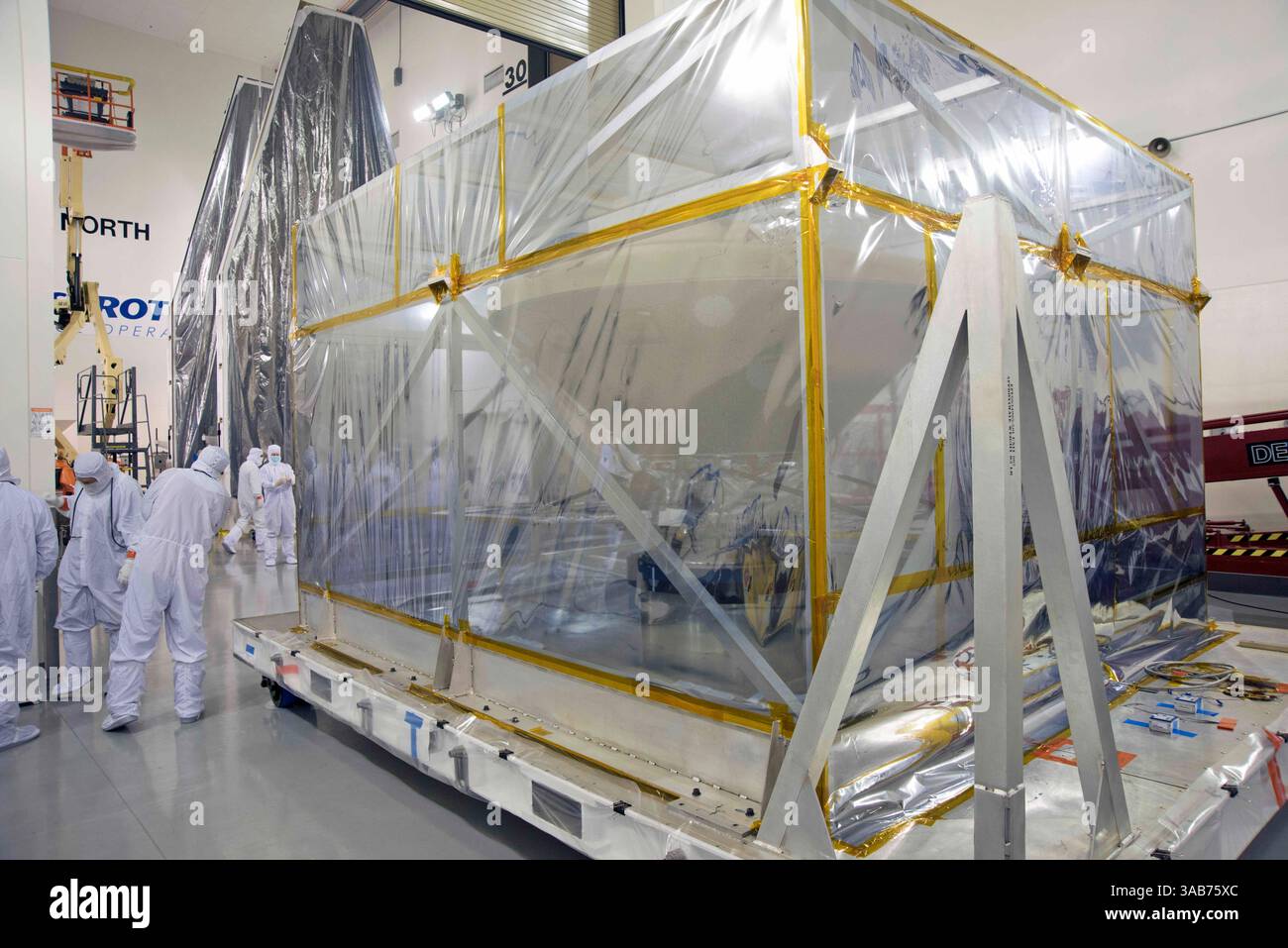 1. März 2018 - Vandenberg Base, Kalifornien, USA - auf dem Luftwaffenstützpunkt Vandenberg in Kalifornien, NASA's Interior Exploration Using Seismic Investigations, Geodesy and Heat Transport, oder Insight, wird das Raumfahrzeug in der Astrotech-Verarbeitungsanlage entpackt. Insight wurde von Lockheed-Marchtin Space Systems in Denver (Colorado) entwickelt und gebaut und ist für den 5. Mai 2018 geplant. Insight ist die erste Mission, die auf den Marken landet und das tiefe Innere des Roten Planeten erkundet. Es wird Prozesse untersuchen, die die felsigen Planeten des inneren Sonnensystems einschließlich der Erde geformt haben. (Kreditbild Stockfoto