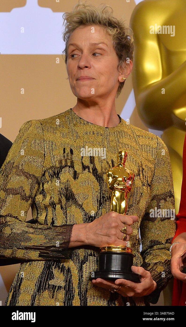 4. März 2018 - Hollywood, Kalifornien, USA - Gewinner der besten Schauspielerin FRANCES MCDORMAND bei der 90. Academy Awards-Zeremonie am Sonntag. Frances McDormand erzielte heute Abend ihre zweitbeste Schauspielerin Oscar und gewann für ihre unverschämte Darstellung von Mildred Hayes in Martin McDonagh’s Three Billboards Outside Ebbing, Missouri. Der Star brachte den Dolby auch auf die Beine und stummte nach so genannten „Inclusion Riders“, Klauseln in einem Schauspielervertrag, die Geschlechter- und Rassengleichheit bei der Einstellung an Filmsets gewährleisten. Der Hashtag #inclusionrider gewann sofort eine aufregende Twitter-Follower als Folks Sou Stockfoto