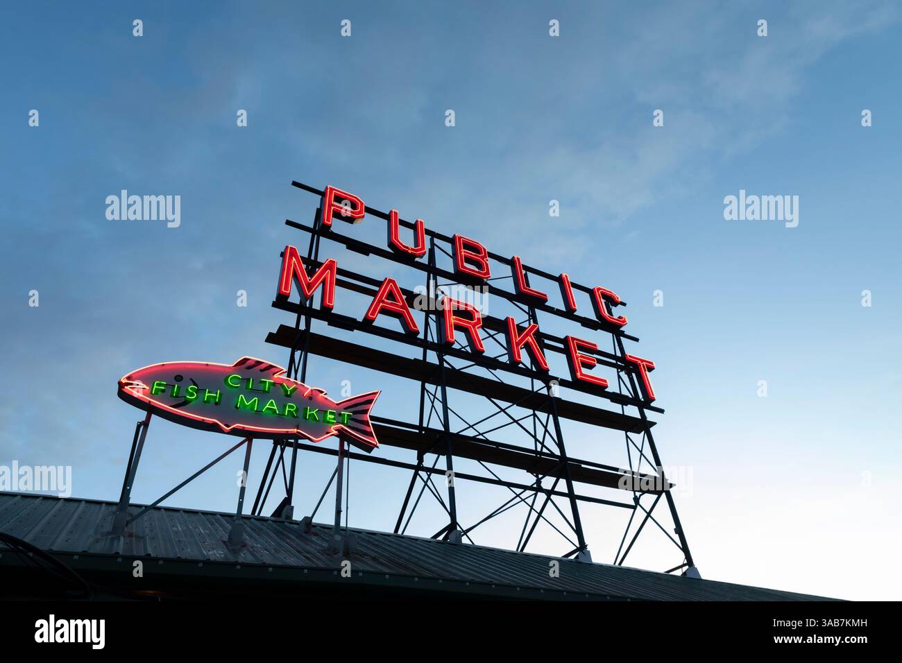 Der Sonnenuntergang über dem legendären Neonschild am Pike Place Market in Downtown Seattle. Stockfoto