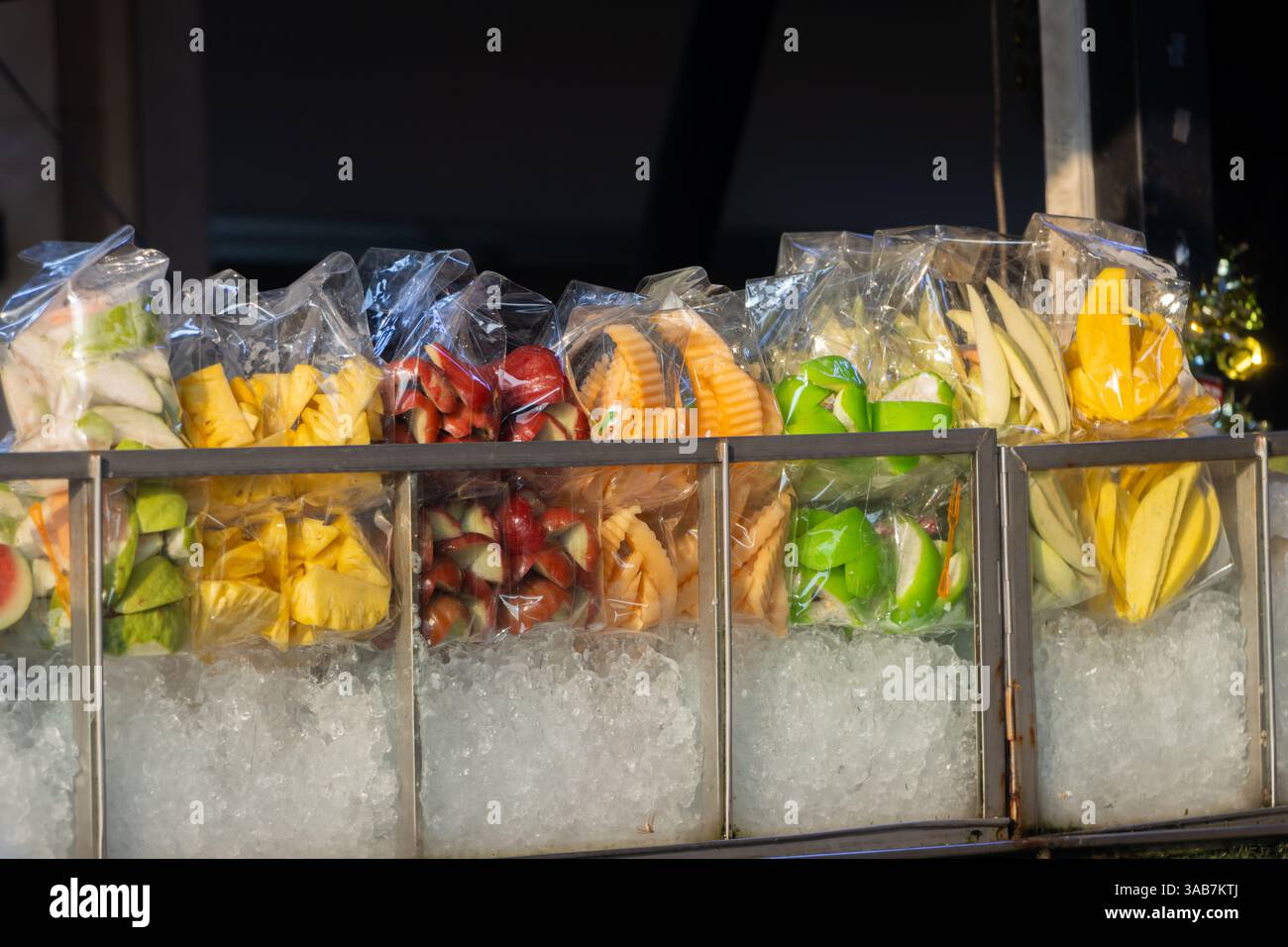 Straßenladen bietet frisches, gekühltes Obst, Thailand Stockfoto