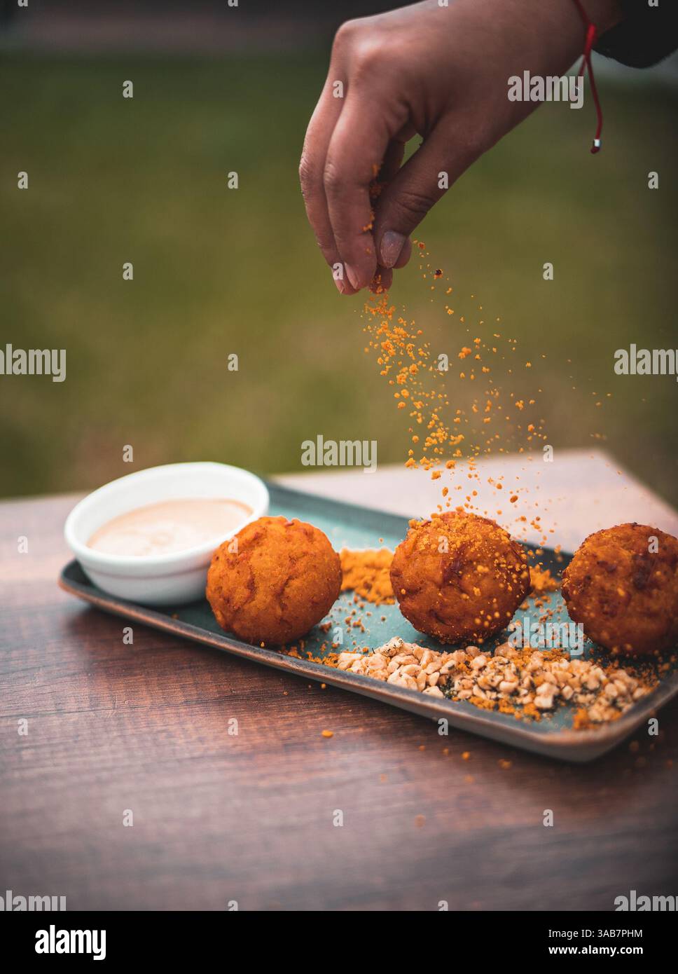 Freunde, Bier und köstliches Essen, der beste Plan! Stockfoto