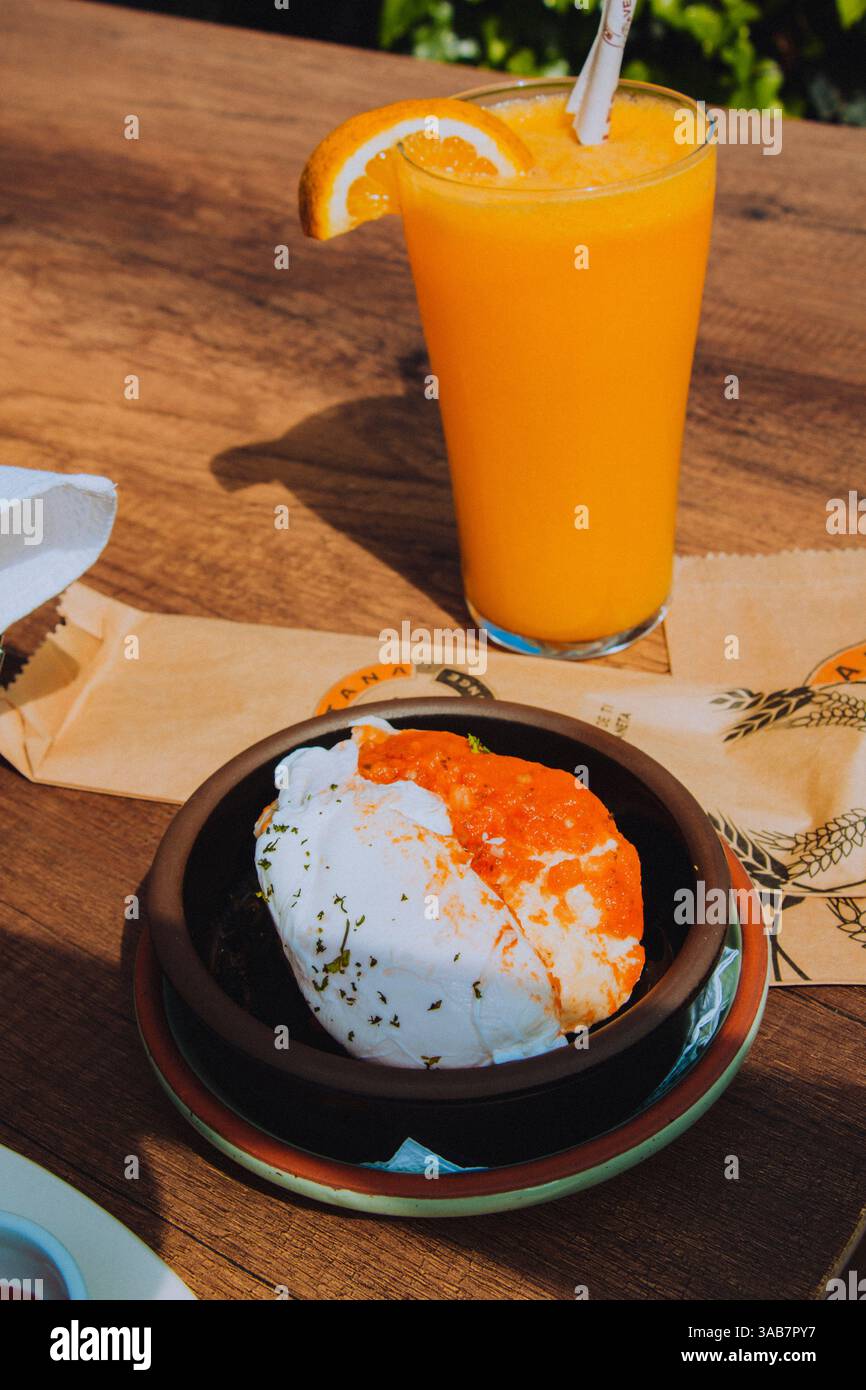 Freunde, Bier und köstliches Essen, der beste Plan! Stockfoto