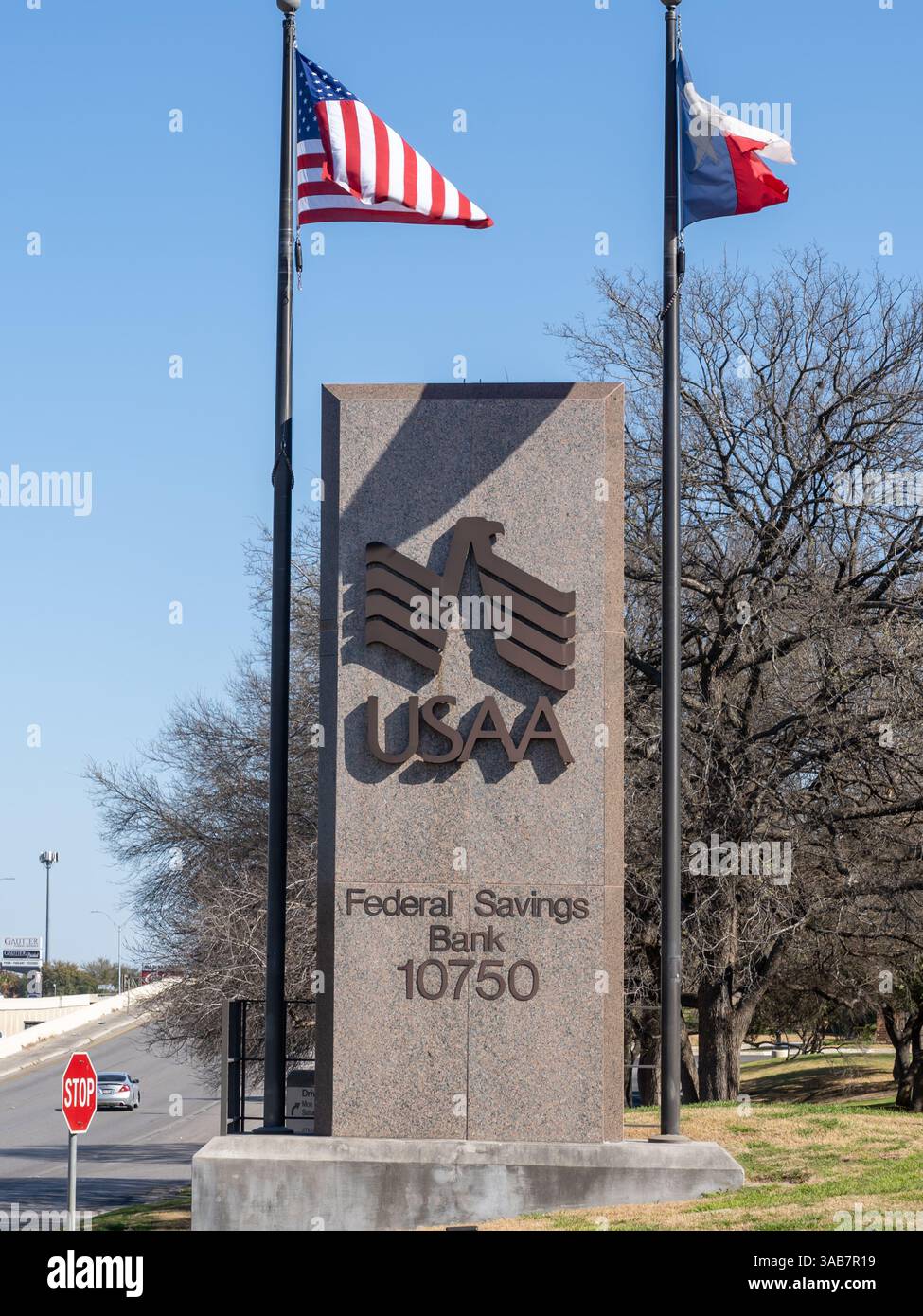 San Antonio, TX, USA – 16. März 2022: Unterzeichnung der USAA (United Services Automobile Association) am Hauptsitz in San Antonio, Texas Stockfoto