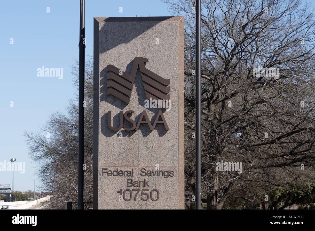 San Antonio, TX, USA - 16. März 2022: USAA-Schild am Hauptsitz in San Antonio, Texas, USA. Stockfoto
