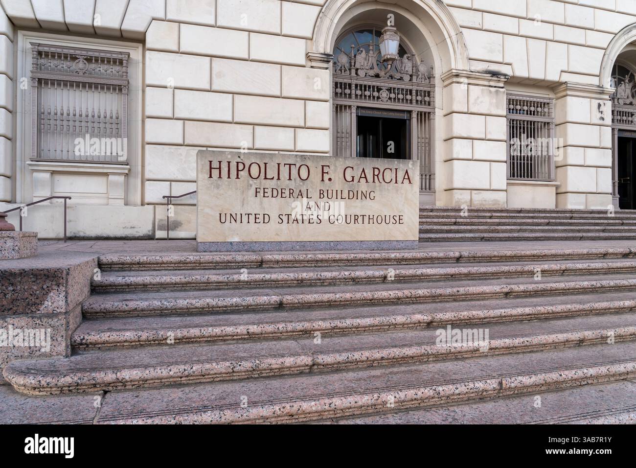 San Antonio, Texas, USA - 16. März 2022: Eingang zum Hipolito F. Garcia Federal Building und dem United States Courthouse in San Antonio, Texas, USA. Stockfoto