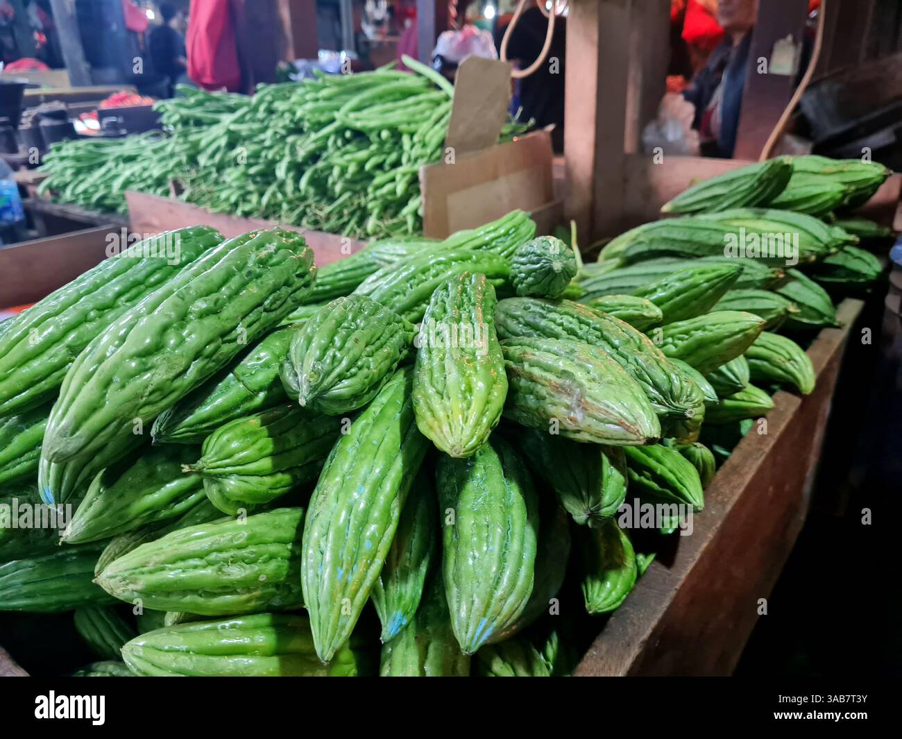 Auberginen oder Auberginen zum Verkauf auf einem traditionellen Obst- und Gemüsemarkt in Jakarta, Indonesien. Stockfoto