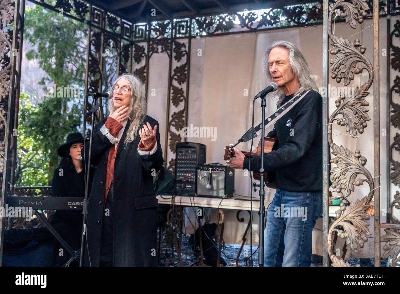 New York, NY, USA. April 2025. Patti Smith, Tochter Jesse Paris Smith, Lenny Kaye, spielt „People Haver the Power“ bei einem Konzert zu Save Elizabeth Street Garden in Soho, New York City. Der wunderschöne Garten steht vor Schließung und Abriss durch einen unglücklichen Bürgermeister Adams, der sich bemüht, den Garten in erschwingliche Wohnungen umzuwandeln. Der Garten hat auf zahlreiche leere Grundstücke in der Nachbarschaft hingewiesen, die die Wohnung erleichtern könnten, ohne die viel geliebte Grünfläche zu zerstören, die so viele über die Jahre glücklich gemacht hat. (Kreditbild: © Daniel Efram/ZUMA Press Wire) NUR REDAKTIONELLE VERWENDUNG! Stockfoto