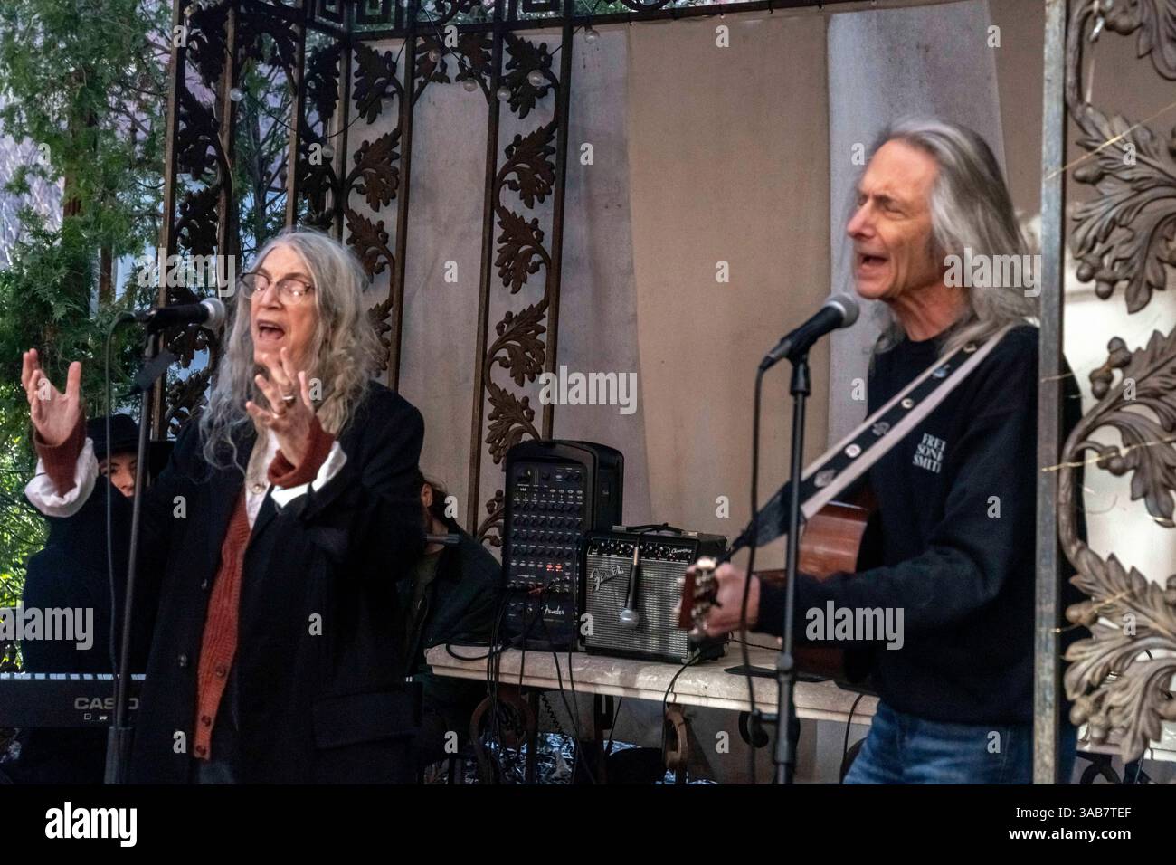 New York, NY, USA. April 2025. Patti Smith, Tochter Jesse Paris Smith, Lenny Kaye, spielt „People Haver the Power“ bei einem Konzert zu Save Elizabeth Street Garden in Soho, New York City. Der wunderschöne Garten steht vor Schließung und Abriss durch einen unglücklichen Bürgermeister Adams, der sich bemüht, den Garten in erschwingliche Wohnungen umzuwandeln. Der Garten hat auf zahlreiche leere Grundstücke in der Nachbarschaft hingewiesen, die die Wohnung erleichtern könnten, ohne die viel geliebte Grünfläche zu zerstören, die so viele über die Jahre glücklich gemacht hat. (Kreditbild: © Daniel Efram/ZUMA Press Wire) NUR REDAKTIONELLE VERWENDUNG! Stockfoto