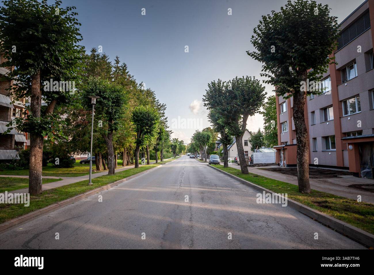 Panorama einer Wohnstraße in lettland in Sigulda, in der Abenddämmerung, mit typisch baltischem Urbanismus, mit Mehrgeschosswohnungen, Wohnhaus Stockfoto