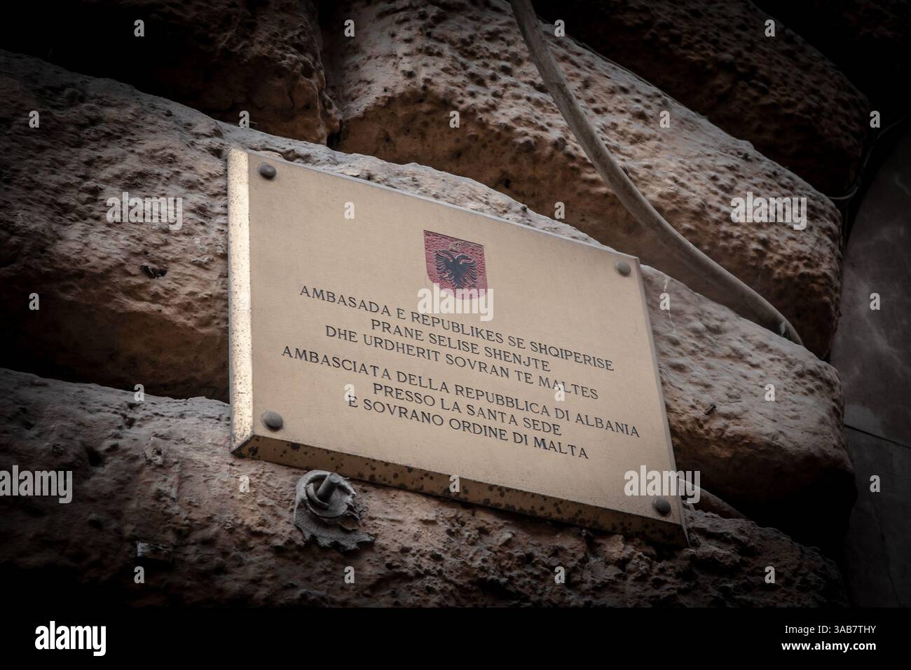 VATIKAN - 15. JANUAR 2025: Schild mit der albanischen Botschaft beim Heiligen Stuhl, das die diplomatischen Beziehungen widerspiegelt. Es ist die offizielle Vertretung von Stockfoto