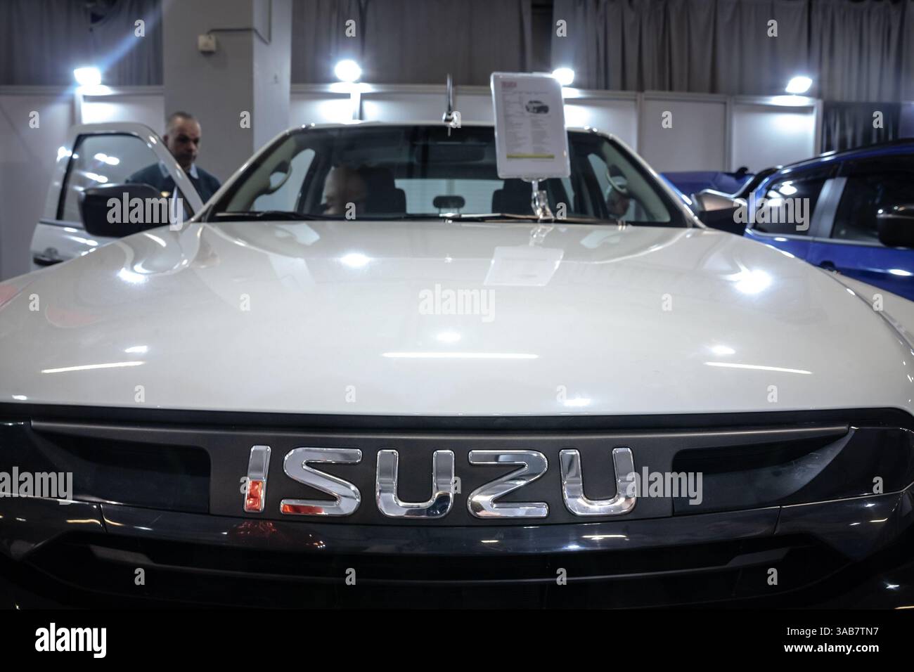 BELGRAD, SERBIEN - 22. MÄRZ 2025: Logo von Isuzu auf einem Pickup in einem Händler in Belgrad. isuzu ist ein japanischer Auto- und Automobilhandbuch Stockfoto