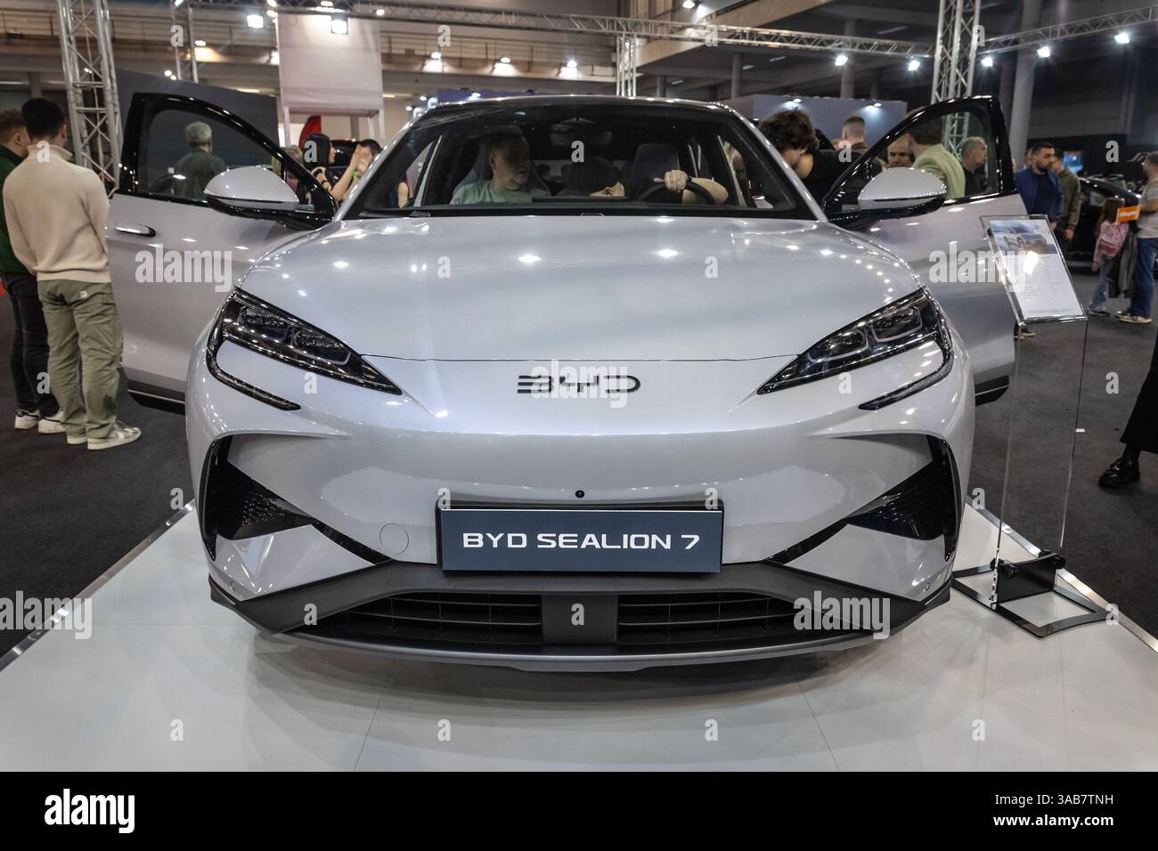BELGRAD, SERBIEN - 16. MÄRZ 2025: BYD-Logo auf dem chinesischen Elektrofahrzeug BYD Sealion 7. BYD Auto ist ein chinesischer Automobilhersteller Stockfoto