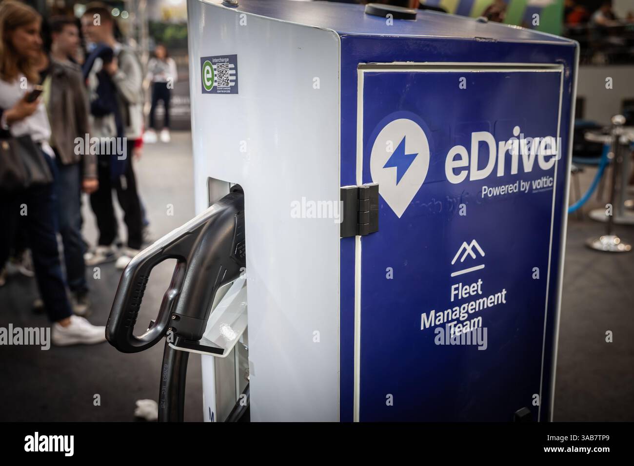 BELGRAD, SERBIEN - 22. MÄRZ 2025: Ladegerät für Elektroautos von eDrive, eine Flottenmanagementlösung, die in Belgrad, Serbien, präsentiert wird und nachhaltige Produkte präsentiert Stockfoto