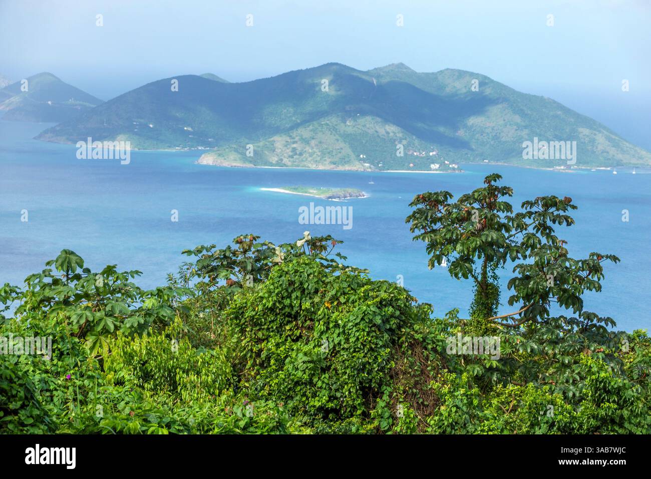 Road Town Tortola, British Virgin Islands BVI, Blick von der North Coast Road, Central Mountain Range Spine, Jost Van Dyke, Sandy Cay, Cane Garden Bay, tropisch Stockfoto