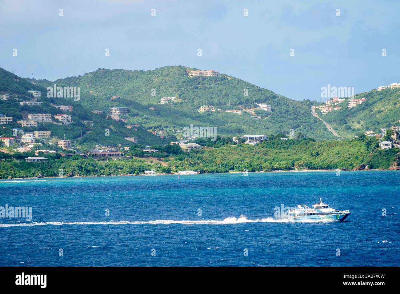 Road Town Tortola, British Virgin Islands BVI, Sir Francis Drake Channel, East End, Parham Town, Häuser am Hügel, karibische Architektur, Speedy's Fähre, Passepartout Stockfoto