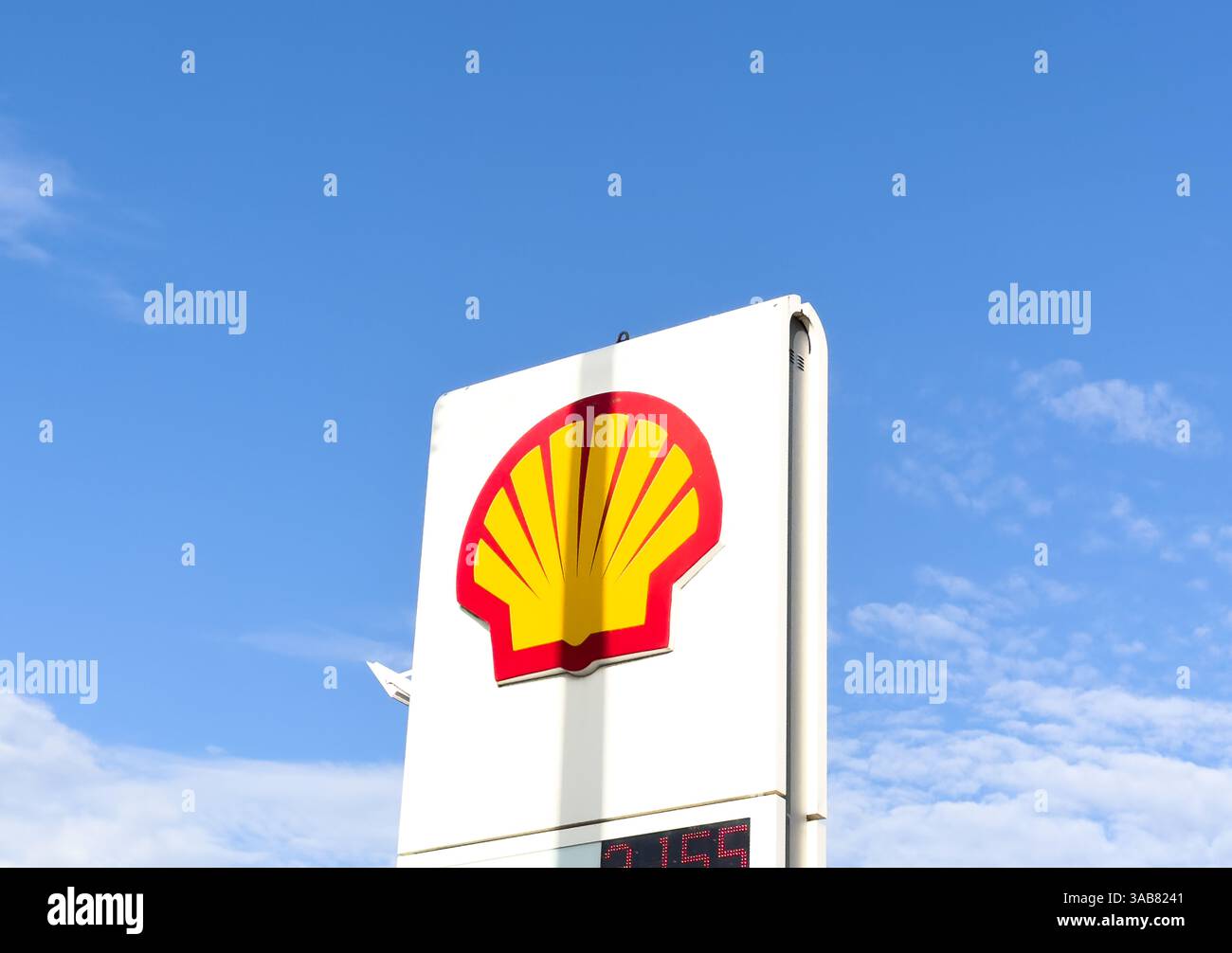 Belek, Türkei, 9. Mai 2024: Shell Tankstelle Schild. Shell-Logo an der Tankstelle. Shell ist ein britisches multinationales Öl- und Gasunternehmen. Stockfoto