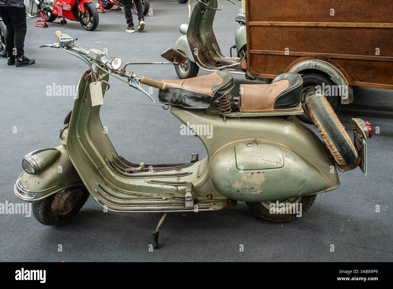 Modena, Italien: 2025 03 30 Motor fest Expo Motorrad Olive Green Vintage Vespa mit Seitenwagen-Befestigung. Hochwertige Fotos Stockfoto