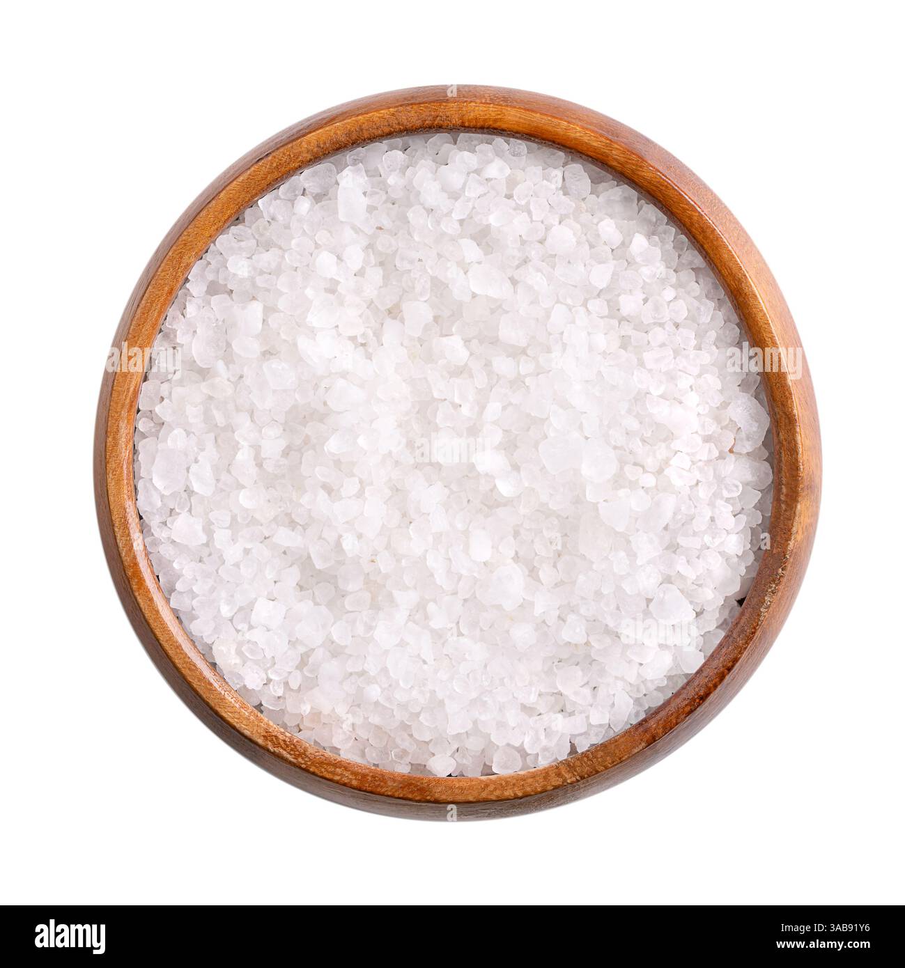Grobes Salz aus dem Toten Meer in Holzschale, isoliert, von oben. Kristallisiertes Salz aus dem Toten Meer. Stockfoto