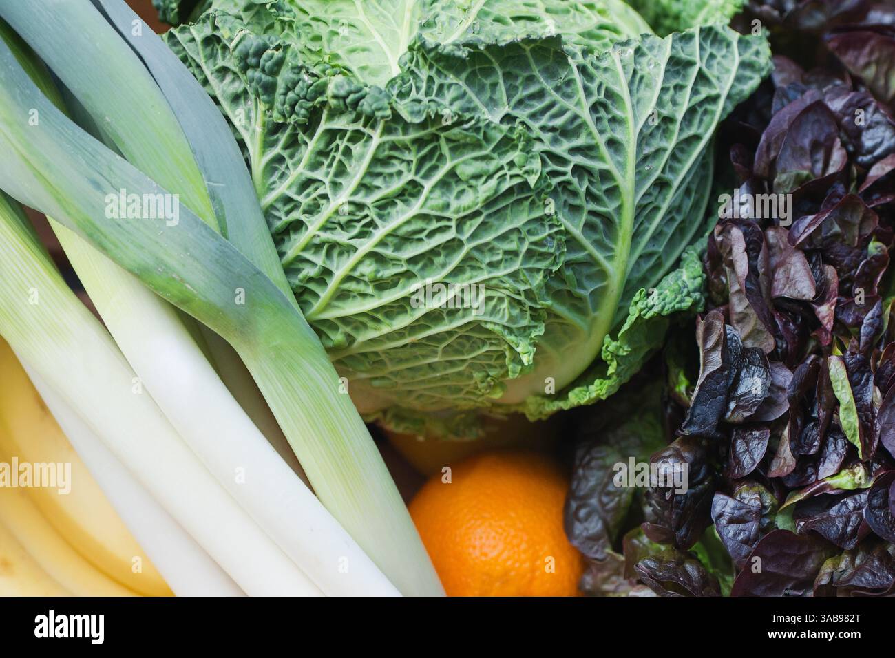 Eine lebendige Mischung aus frischen Produkten mit einer Vielzahl von bunten Obst und Gemüse. Dieses Sortiment umfasst knuspriges Grün, Blattkohl und eine Brig Stockfoto