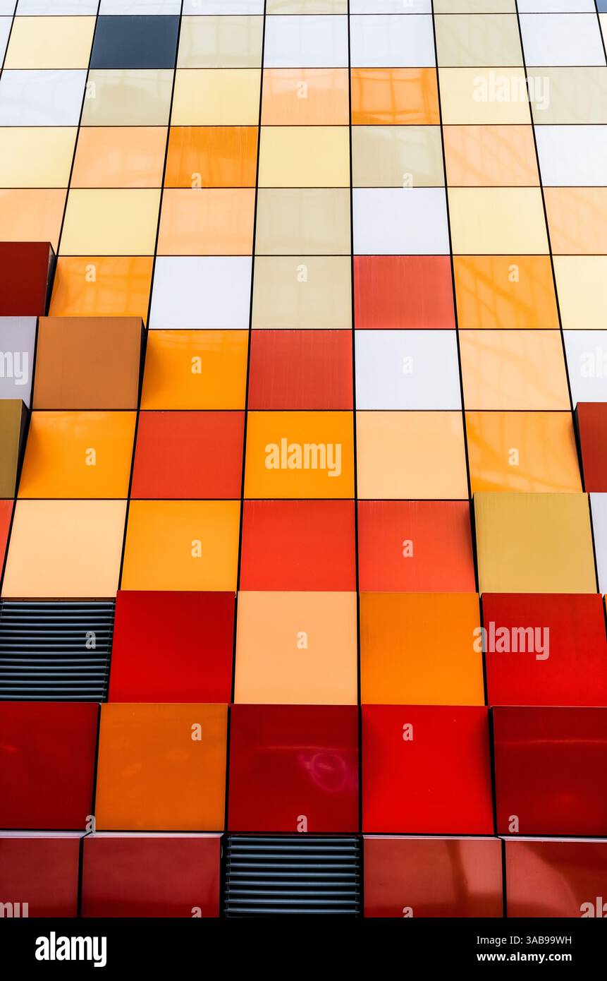 Nahaufnahme einer lebendigen und mehrfarbigen Ziegelfassade eines Gebäudes in Hongkong. Das Bild zeigt ein Spektrum von Farben, die ordentlich in squa angeordnet sind Stockfoto