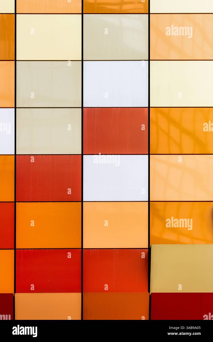 Nahaufnahme einer lebendigen und mehrfarbigen Ziegelfassade eines Gebäudes in Hongkong. Das Bild zeigt ein Spektrum von Farben, die ordentlich in squa angeordnet sind Stockfoto