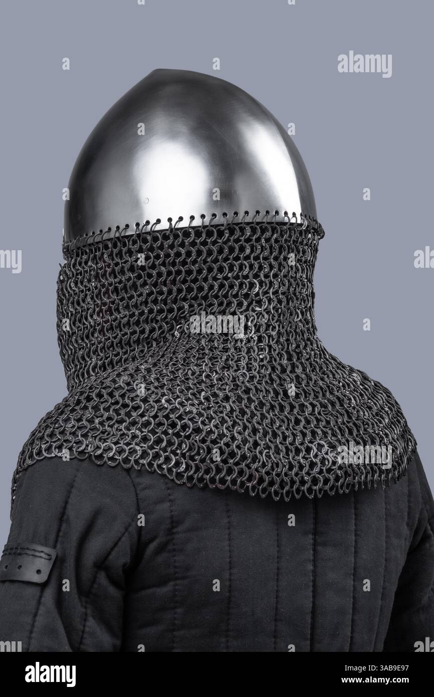 Einfacher Norman Helm mit Nasal Bar und Chainmail. Klassischer mittelalterlicher Kopfschutz mit zentralem Nasenschutz und angebrachter Kettenhemd-Nackenabdeckung. Stockfoto