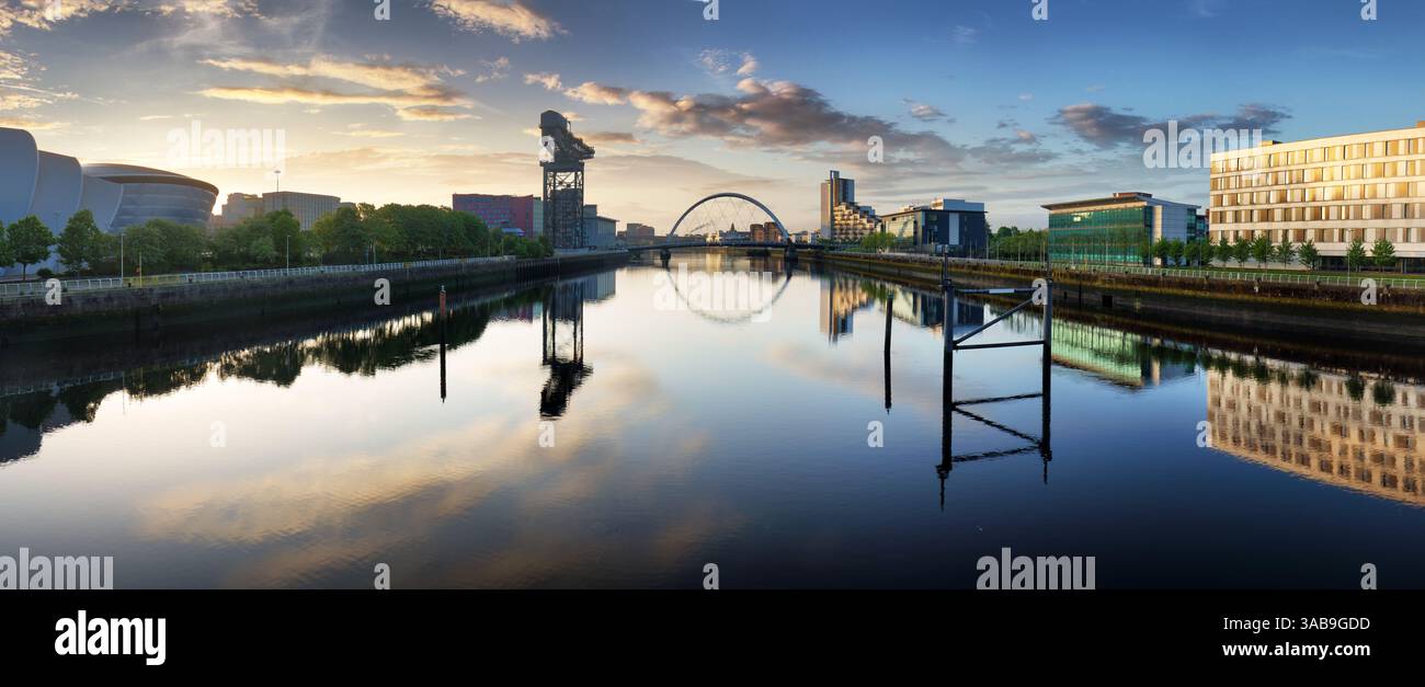 Glasgow Stadt bei Sonnenaufgang, Panorama mit dem Fluss Clyde, Schottland Stockfoto